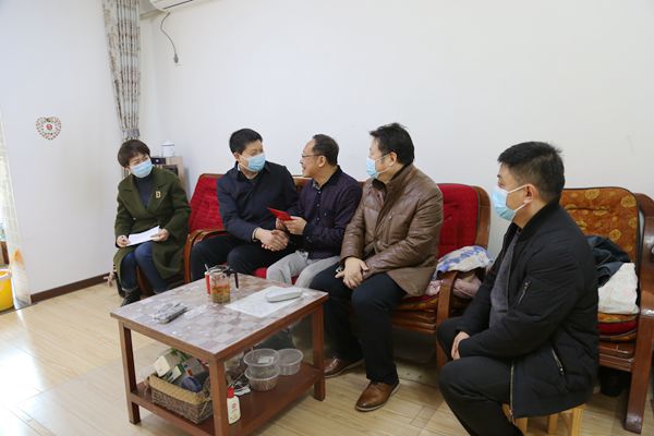 荊平一行慰問陜西地礦區(qū)研院有限公司困難職工