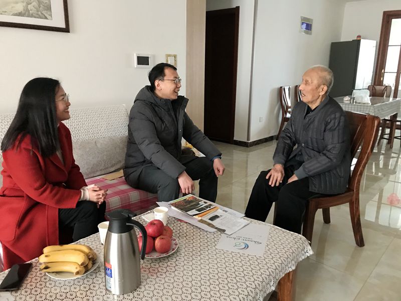 1  范樂(lè)偉  劉玉梅  慰問(wèn)離退休職工葛振杰_副本.jpg