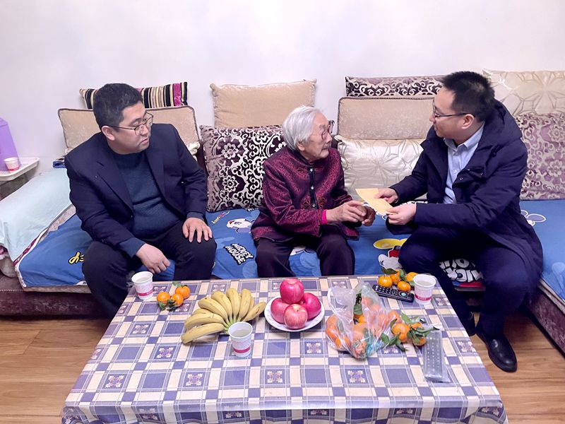 5  楊春輝  馬中豪  慰問(wèn)王香山_副本.jpg